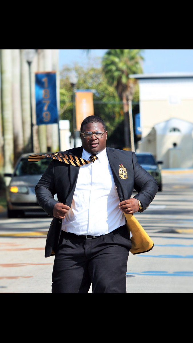 _dafatboy's tweet photo. We finally got a trend.... #BigGuyTwitter #BigMenTwitter 5'10 300lbs 🍟🍔 https://t.co/cFe1QRSVNb