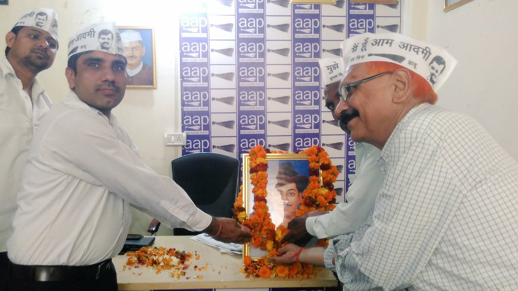 GenZOfIndiaa's tweet photo. आज जिला कार्यालय पर टीम फरीदाबाद ने शहीद भगत सिंह जी को फूल - मा���ा अर्पित कर के शहीद दिवस मनाया!! https://t.co/RjWfMBijfu