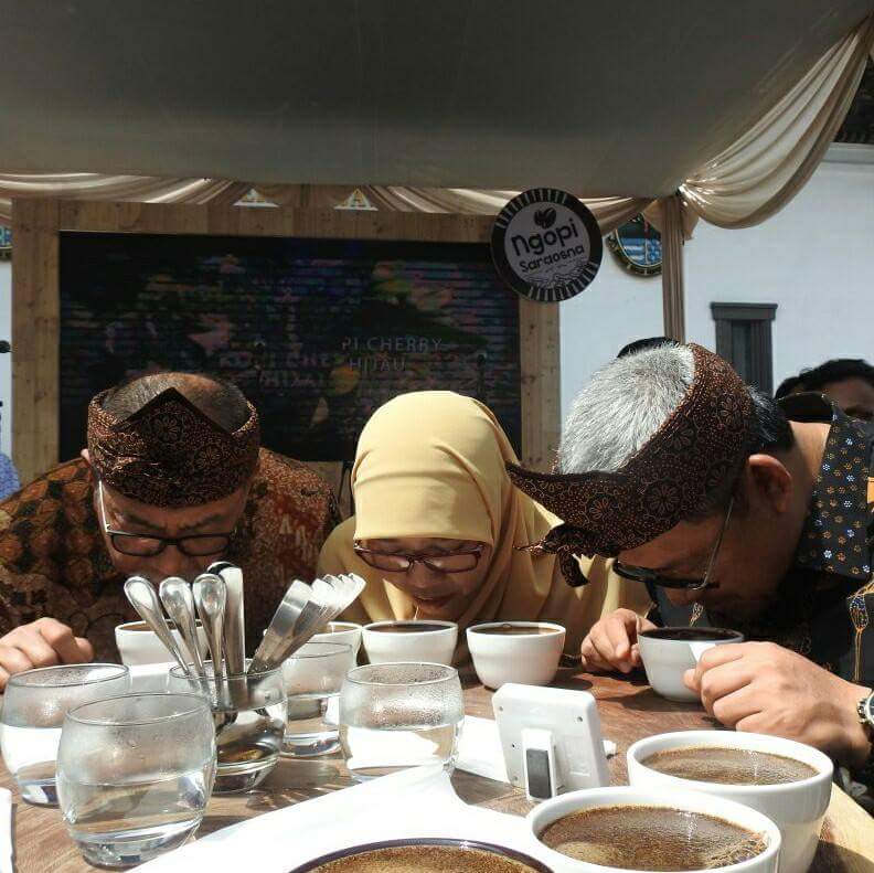 aheryawan's tweet photo. Kita sangat senang kalau diminta menikmati ragam kopi Jabar. Sulit kalau harus menentukan mana kopi yg paling enak, sebab semuanya specialty https://t.co/oiduw5aywR