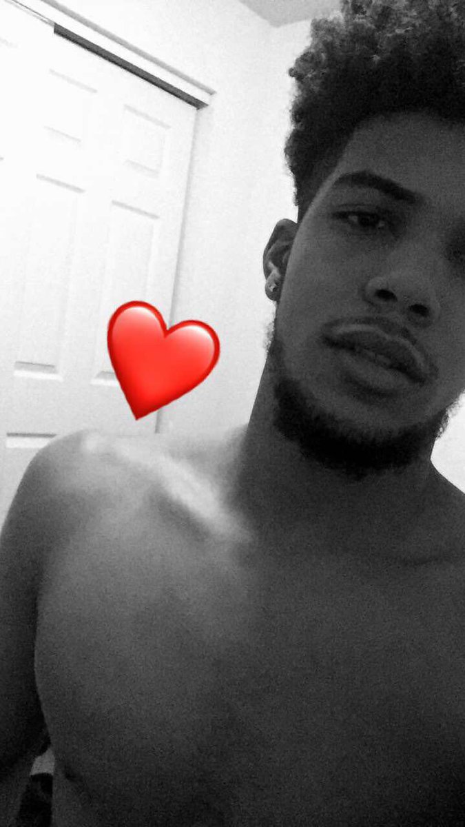 Hendoski_'s tweet photo. 6'6 215 idk if I qualify but 🤷🏽‍♂️ #BigGuyTwitter https://t.co/AqkW1MkPTm
