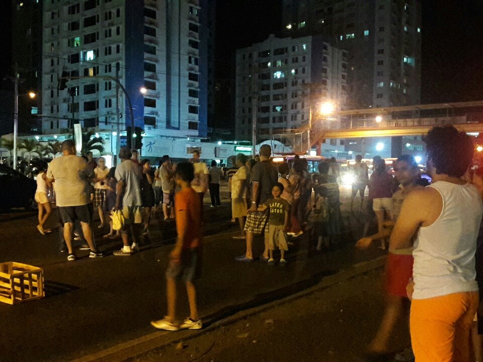 olgacjara's tweet photo. Residentes de Santa Maria, protestando porque estamos cansados. Todos los dias sin agua. En medio de la ciudad #queremosagua   @limyueng https://t.co/43CTko2NF1