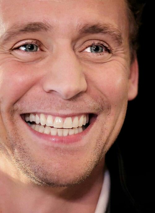 LuckyCaroll's tweet photo. For those hiddlestoners who have met Tom, how is life after meeting him? ๐
Can't imagine ๐ค๐ค๐ค ๐
#smilingTom https://t.co/UqnEp4Q4R6