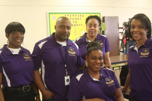 'Failing' no more, Birmingham school goes to parents in housing communities to aid success trib.al/6fpaE6p