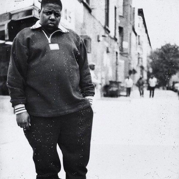 OnlyHipHopFacts's tweet photo. Biggie kept Polo shirts on his apartment roof so that he could change into "regular kid" clothes after coming home to his mom from dealing. https://t.co/Pe8WP5S7QW