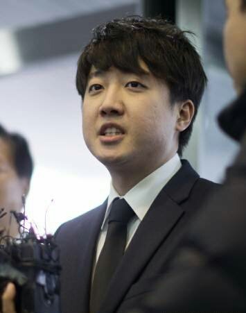 이준석이 TV조선 강적들에서 박근혜대통
령님 퇴거때 지지인파가 연출되었다고 씨
부린다.
이자슥 진짜 인간 이하네!
이넘아 니가 인생을 그렇게 산다고 모두가
너같이 산다고 착각하지말거라.
이넘아 먼저 인간부터 되어라.
이런 망나니를 보수당에 데려왔으니~