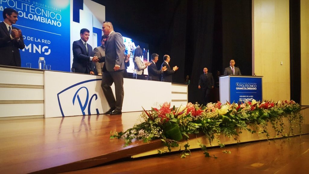 Poligran's tweet photo. Hoy celebramos el inicio de una etapa llena de éxitos con nuestros nuevos graduados del #PoliMedellín ¡Felicitaciones! 👏👏 #GraciasPorCreer https://t.co/u2jdfYObRI