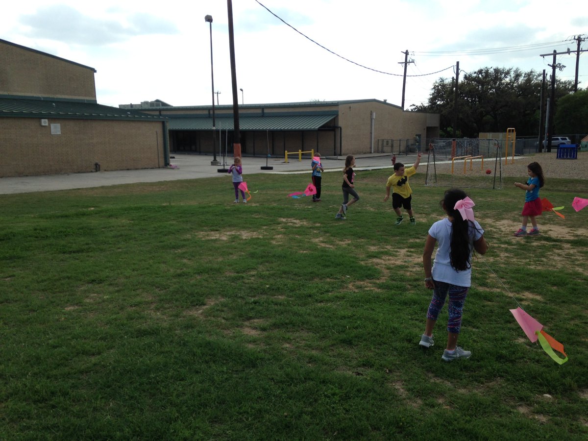 NISDHelotes1st's tweet photo. @NISDScience  Flight Club trying their kites #activelearning @danabickley @RhondaJohnsonTX https://t.co/RmlMDsomV1