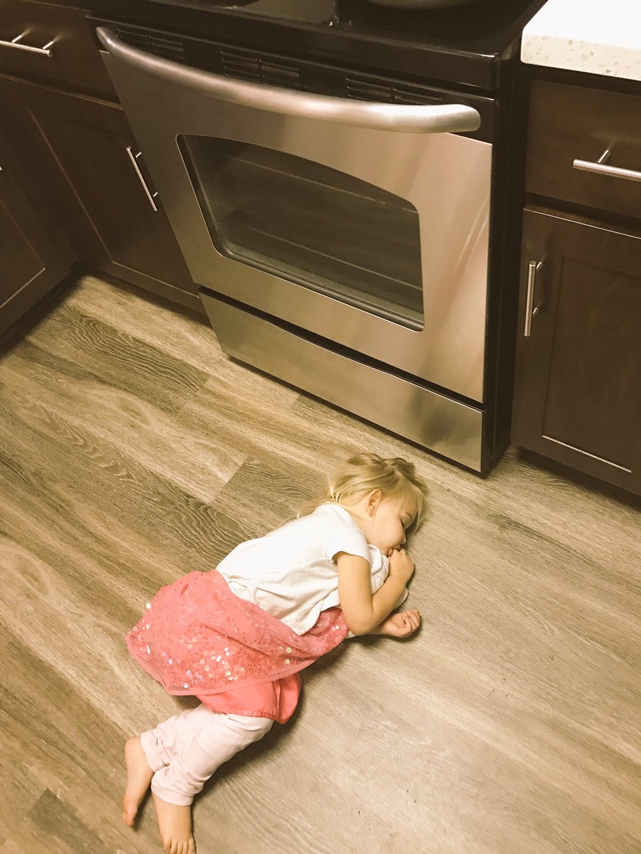 DanaDiDonato's tweet photo. When your trying to make dinner but your afternoon coffee didn't kick in. #MidWeekProblems #Wednesday #HalfwayToFriday 😴 https://t.co/NgBSZQFP4P