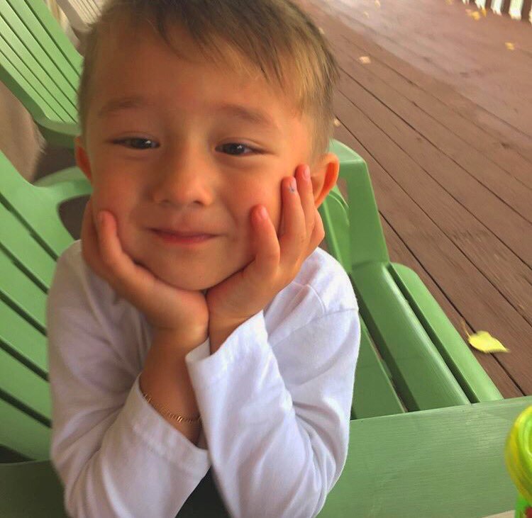 可愛すぎる子供たち Hug Me の 男の子 天使並みの可愛さ T Co Awhz8szs8e