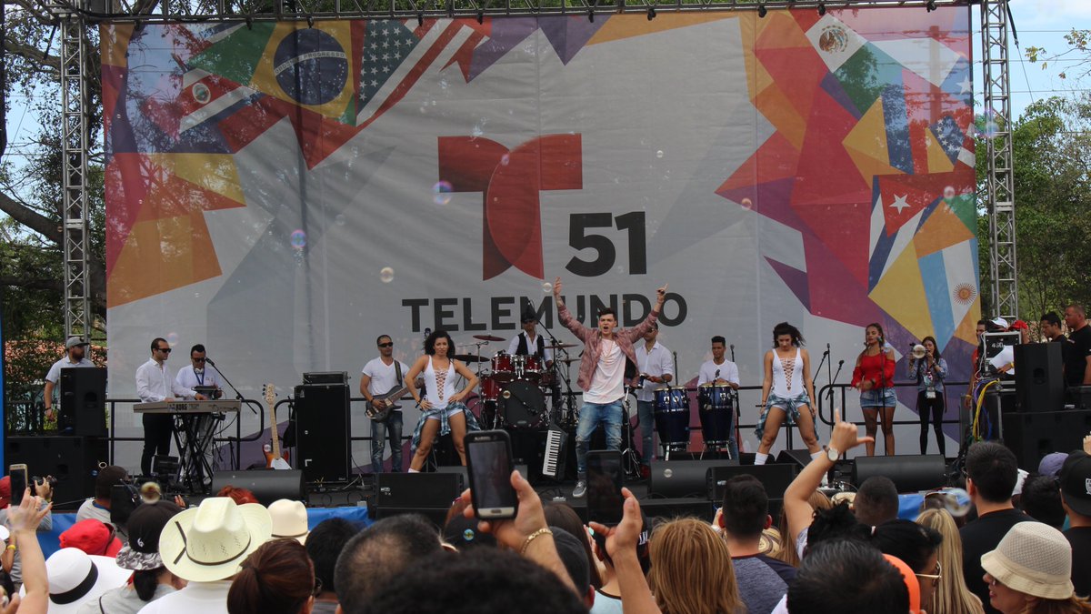 #Aventura #Live <a href="/JoshBarajass/">Josh Barajas</a> en #FestivalDeLaCalle8 #Miami 2017 #RepresentandoAColombia  FlowRadio.Fm