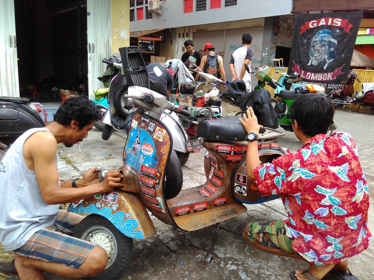 Proses pencopotan mesin ,dan nantinya yang akan ditenggelamkan  hanya body vespa saja #orijinganroadlombok #orijingansupportGGR2017
