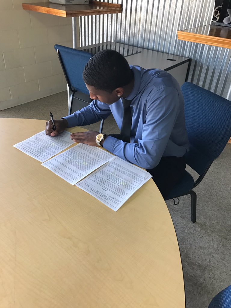 AMBITIONBELL24's tweet photo. Proud to announce that I've signed with @macksportsgroup to help further my basketball career. I'm excited about my future. #Blessed https://t.co/iCbuIWRueA