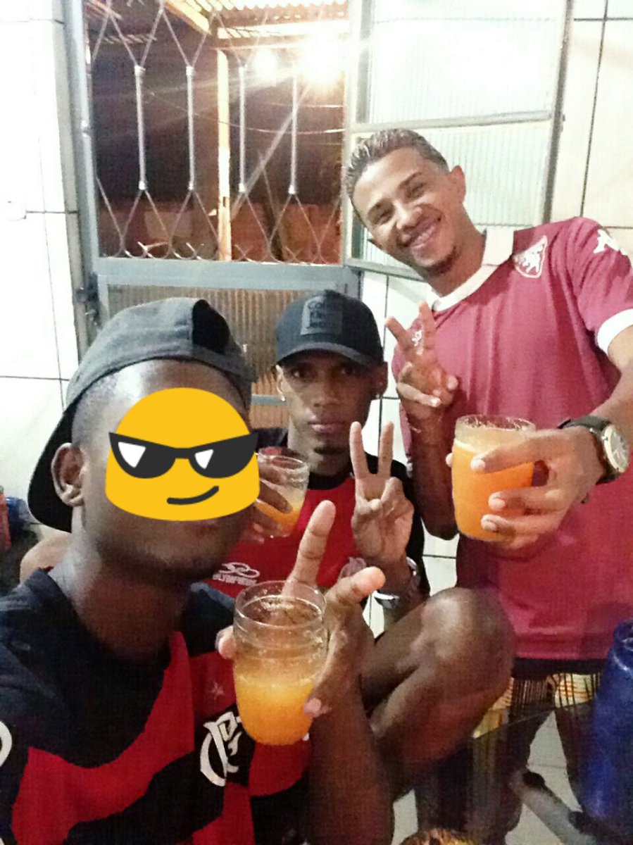BG10Werneck's tweet photo. Entre goles perdidos 🎧
#ComOsManos 🍻 @sidinhocruz21 @MKFerreira1 https://t.co/tjQaaQryQi