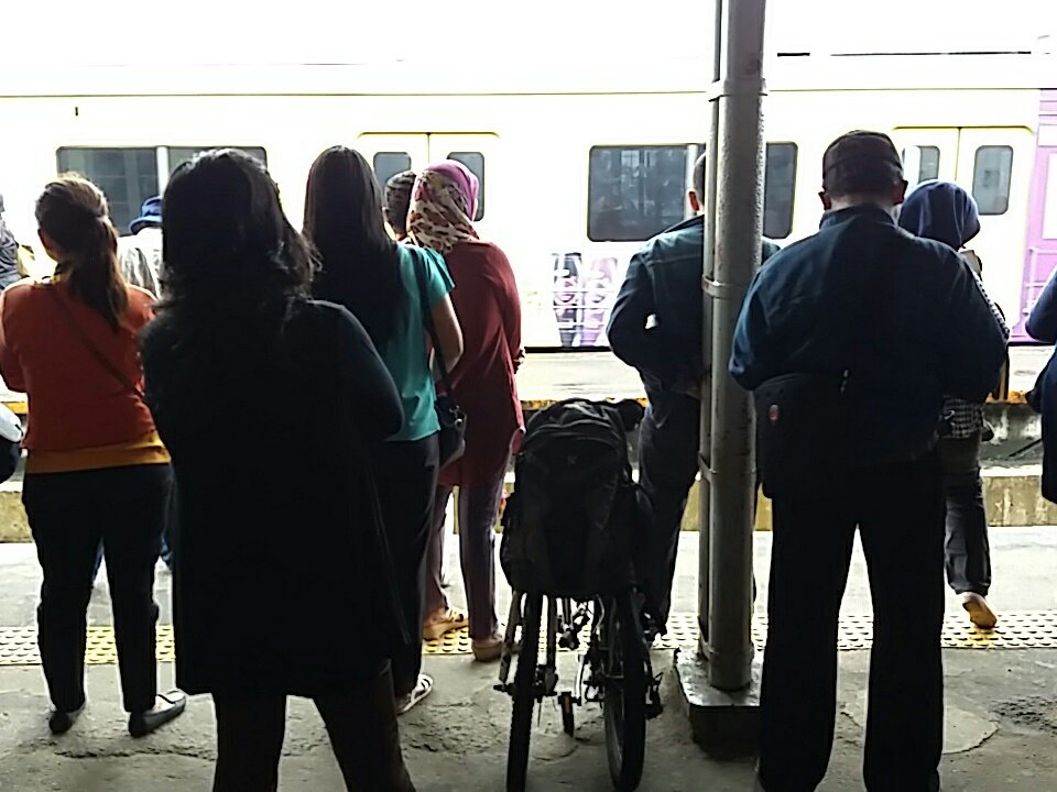 trotoarian's tweet image. si SeLi menunggu KRL dengan penumpang yangvlain... #AyooGunakanAngkutanUmum jangan manja selalu teriak macet..