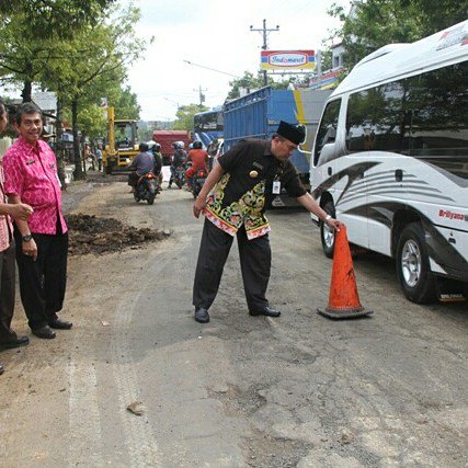 Menanmbal lubang raksasa di jalan shima mulyoharjo, slnjutnya kita serahkan pemerintah pusat, krn ini adalah jln nasional. Terimakasih