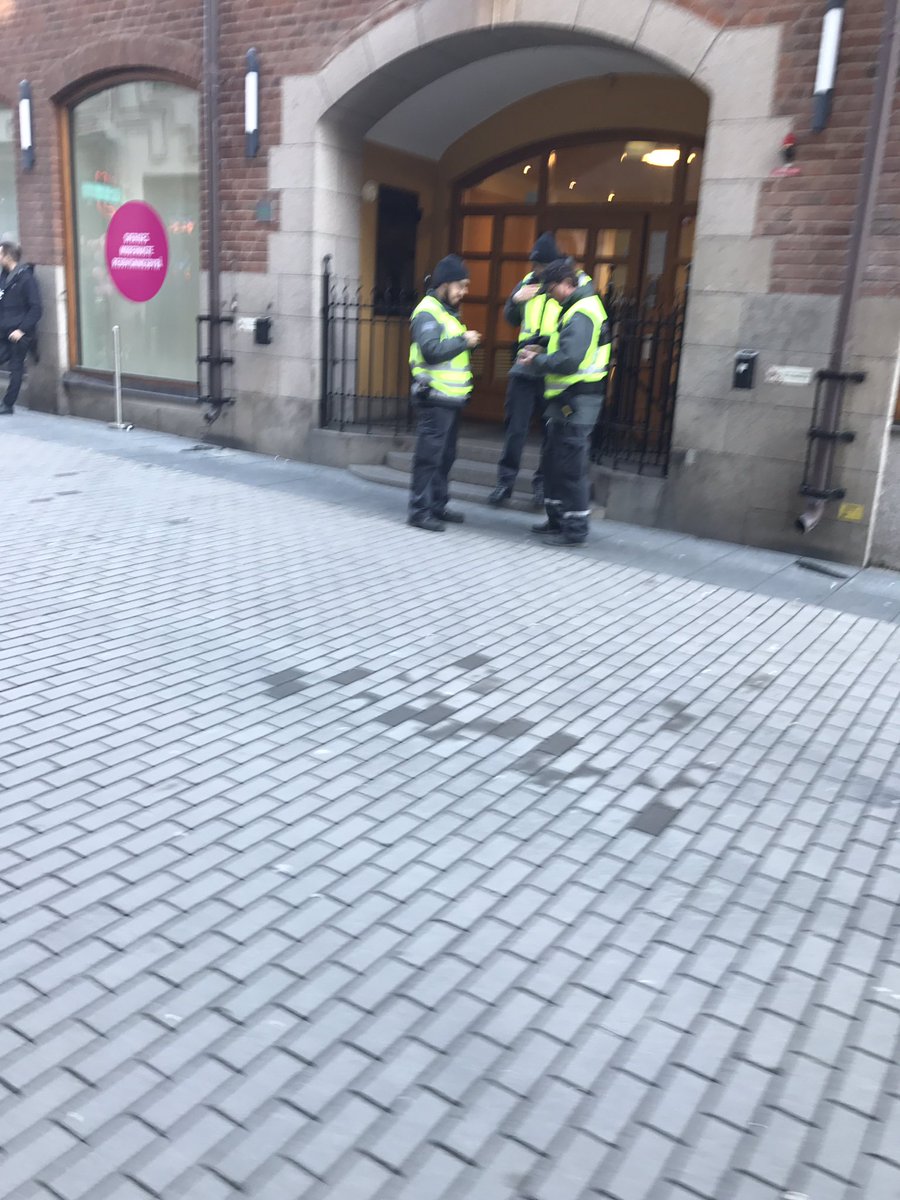 eriksterner's tweet photo. En välförtjäntas mobilpaus för västarna, gatornas hjältar #pvakt https://t.co/oIF1pwTZxc