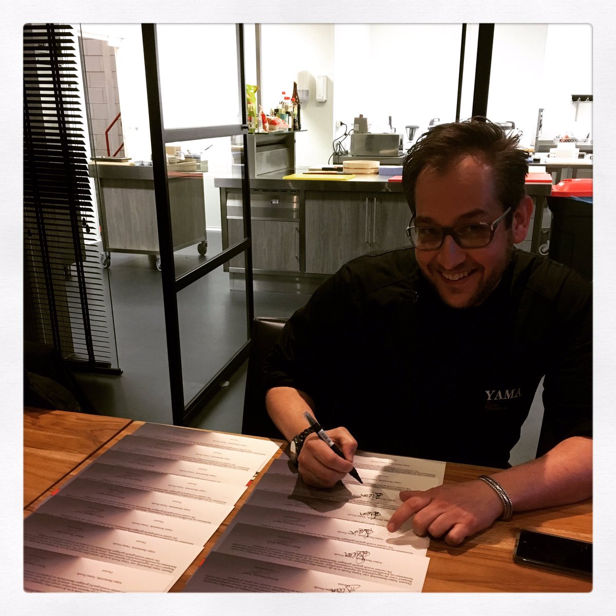 Sushi held <a href="/asiemerink/">arjan siemerink</a> tekent vast de getuigschriften op de #sushicursus bij Yama Foods te Utrecht.