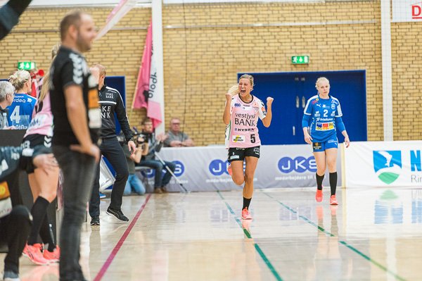 RH &amp; Simone Rasmussen har papir på hinanden i yderligere 2 år. Simone har sat sin underskrift på en ny toårig aftale ringkobinghaandbold.dk/nyheder/ny-aft…