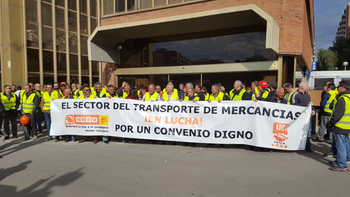 carreteraccooct's tweet photo. Los delegados/as de mercancías en la puerta de #TRANSCALIT, reclamando por su convenio #alcarrer23m @ccoocatalunya https://t.co/aqUYRwGZ12