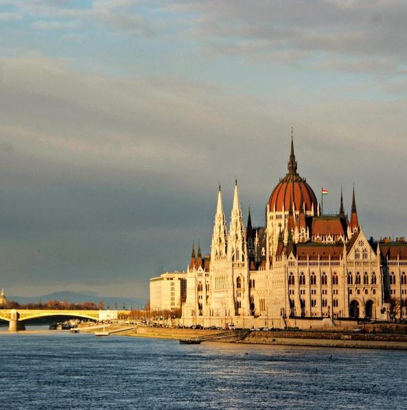 Youropi's tweet photo. De Koningin van de Donau. Tips voor een #citytrip naar #Boedapest: https://t.co/Mzgb5i03NC https://t.co/tSPuAIWAbO