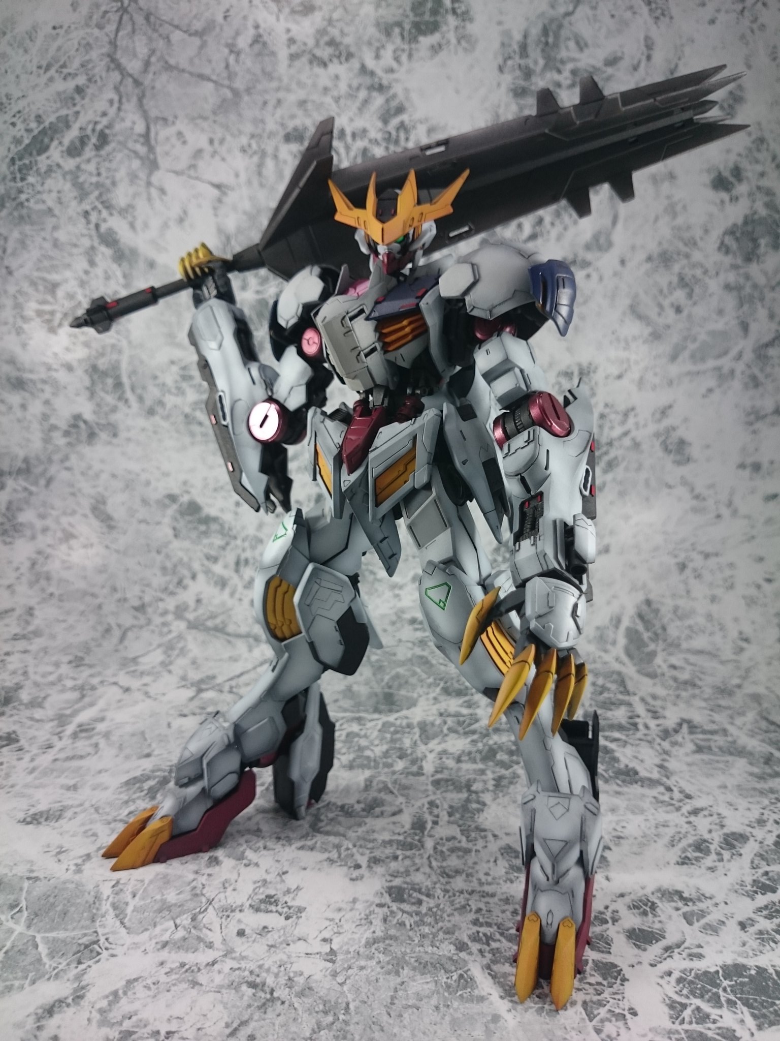 ねおたん 1 100 バルバトスルプスレクス完成しました スジボリやディテールを追加してグラデーション塗装で仕上げました 鉄華団マークはツライチにしてデカールを貼りました ガンプラビルダー大フォロー祭り ガンプラの画像貼るとrtされると聞いて