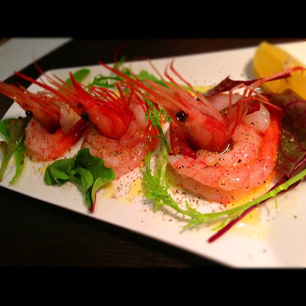 リュウジ 料理のおにいさんバズレシピ とりあえず甘エビのカルパッチョ出来ました 甘エビは背から開き 包丁の腹で叩くとオイルの絡みが良くなります 味付けは塩とブラックペッパー ニンニクのアッシェを漬けたオリーブオイルのみ 好みでフレッシュ