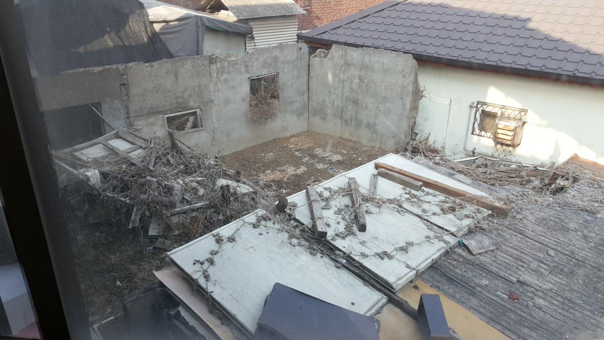 지난주에 동장님과 관내 공,폐가 17개소에 대하여 해빙기 안전점검을 실시하였으며,  2017.3.23(목) 오늘은 범죄예방 차원에서 태평4파출소장님과 합동점검을 하였습니다.   
마을의 안전을 위해 적극행정하는<태평4동>