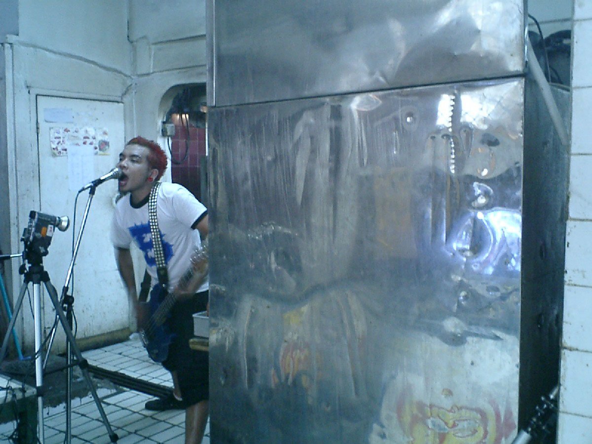 Video klip Endank Soekamti - Bau Mulut dibuat oleh The Jadugar di dapur restoran. Kisah ini akan dibukukan melalui goo.gl/b4ztmP