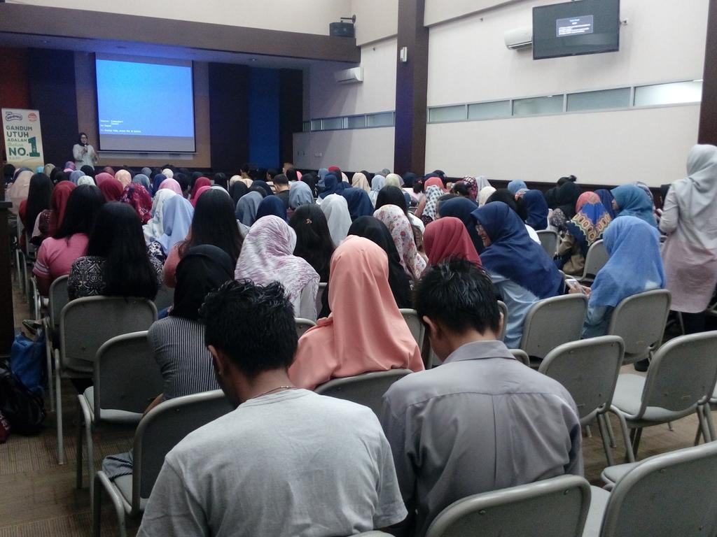 Sedang berlangsung Nutrition Talk oleh prodi gizi ueu di R.811.