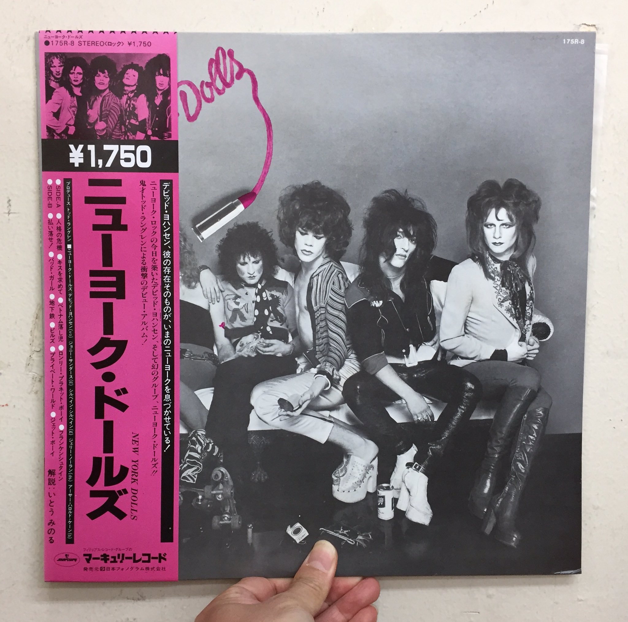 サウンドパック本店 中古レコード Cd 本店2fお化粧ジャケ新入荷 後のパンク グラム メタル勢に多大な影響を与えたニューヨーク ドールズの 73年デビューアルバム New York Dolls プロデュースはトッド ラングレン 最高のジャケ写は当時 サウンドパック本店 中古レコード Cd 本店2fお化粧ジャケ新入荷 後のパンク グラム メタル勢に多大な影響を与えたニューヨーク ドールズの 73年デビューアルバム New York Dolls プロデュースはトッド ラングレン 最高のジャケ写は当時