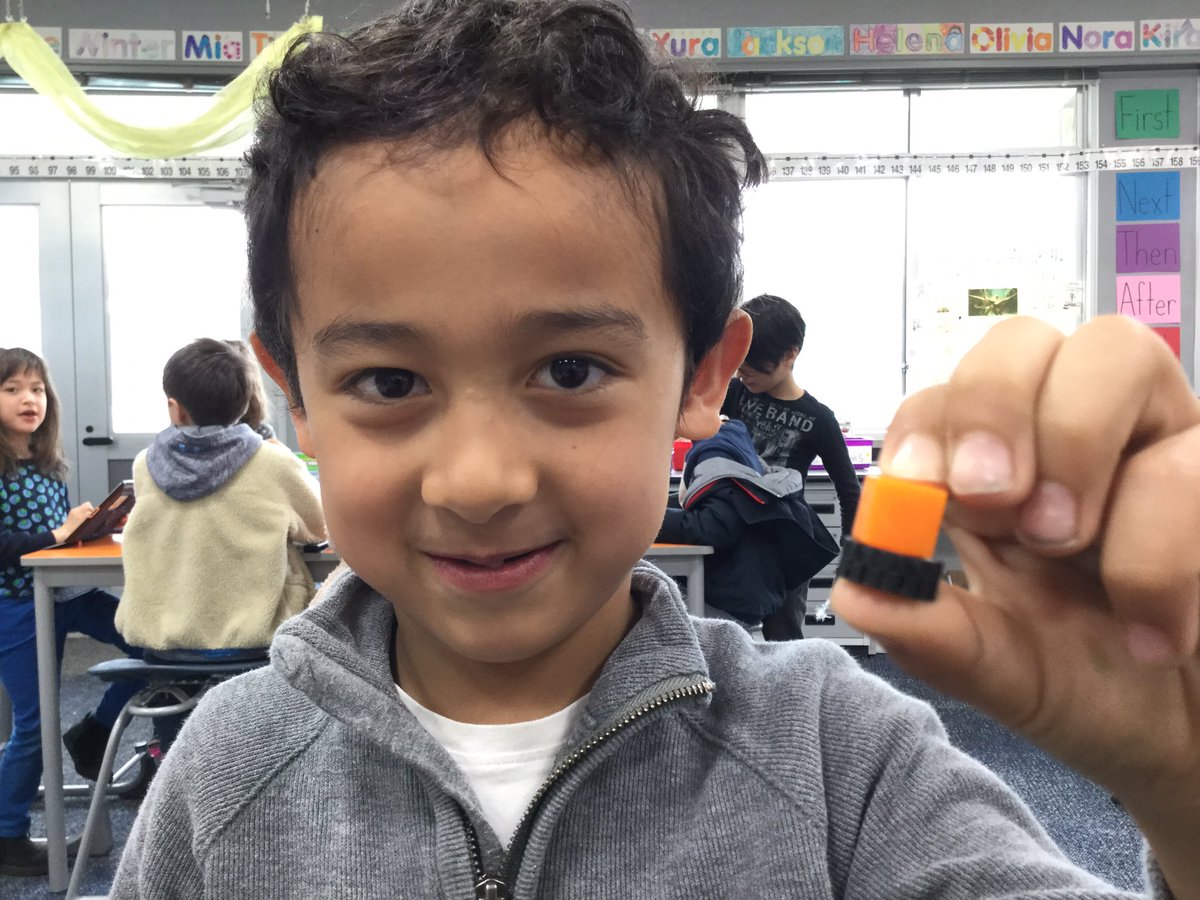 asij1BE's tweet photo. Machines that make crayons, Legos, and blocks have to be precise! We measured with centimeter cubes today to see just how precise we can be! https://t.co/afiG8myBRE