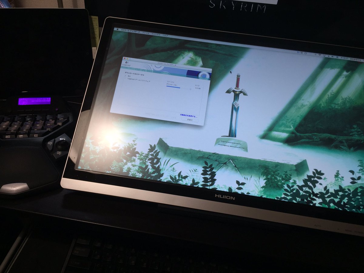 ゆたかちひろ あと凄くどうでもイイことだろうけど Mac起動時メインモニタはスカイリム 液タブにはゼルダの壁紙がランダム表示される様に設定してます 液タブ自体はただのモニタにペンタブレット機能が付いたもの なので デュアルディスプレイとしても