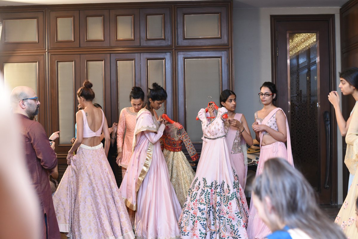 IndiashowcaseWk's tweet photo. Amalgamation of passion &amp; designs,@DeepaKarishmaSondhi creating art in the form of garments
#DTPCJISW17 #DelhiTimes #PCJeweller #TF2017 https://t.co/Fj4oxGdYo6