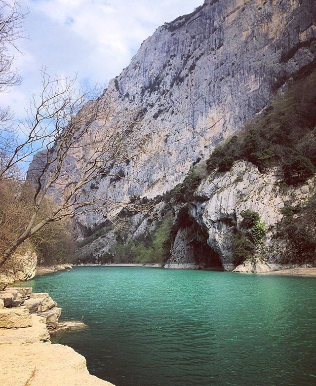 Oggi siamo nell'entroterra pesarese e lo scatto è di @gianni_aio che ci porta al Passo del Furlo.
• #igerspu• #igersmarche • #igersitalia