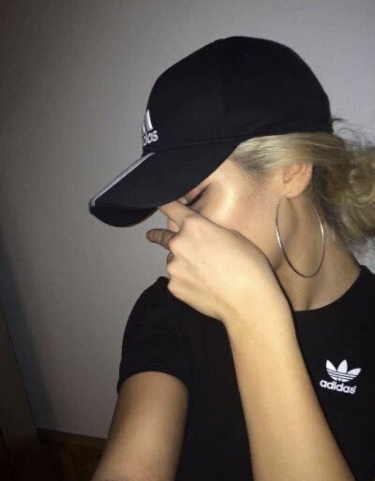 Девушка в кепке
