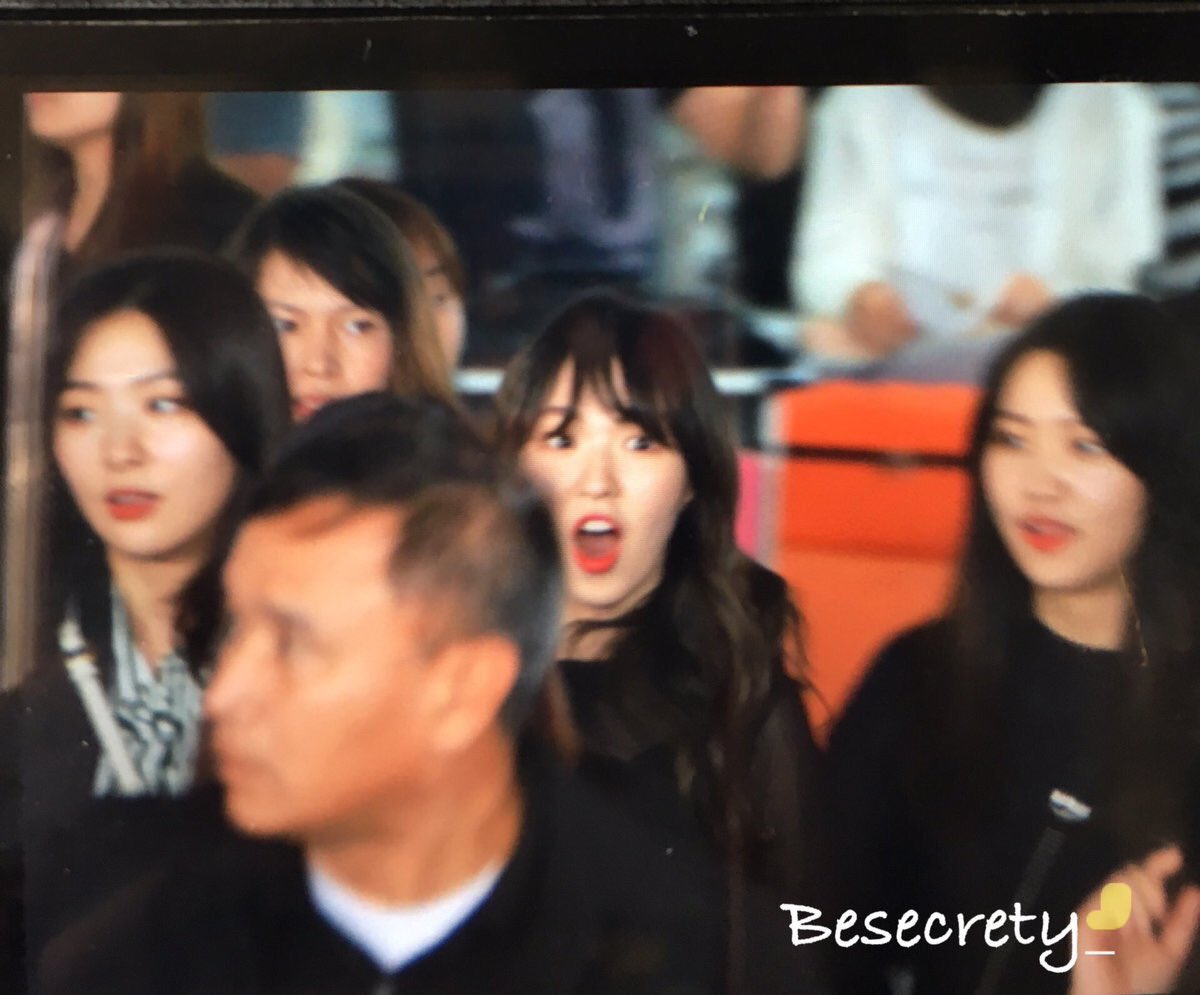 girlsbond999's tweet photo. ดูหน้าเวนดี้ตอนเห็นจำนวนฟค.ที่มารอ 5555555555555 คงไม่คิดว่ามากันเยอะขนาดนี้ น่ารัก😭 cr.besecrety_ #REDVELVET_1st_inBKK https://t.co/vpqZ8tvcGI