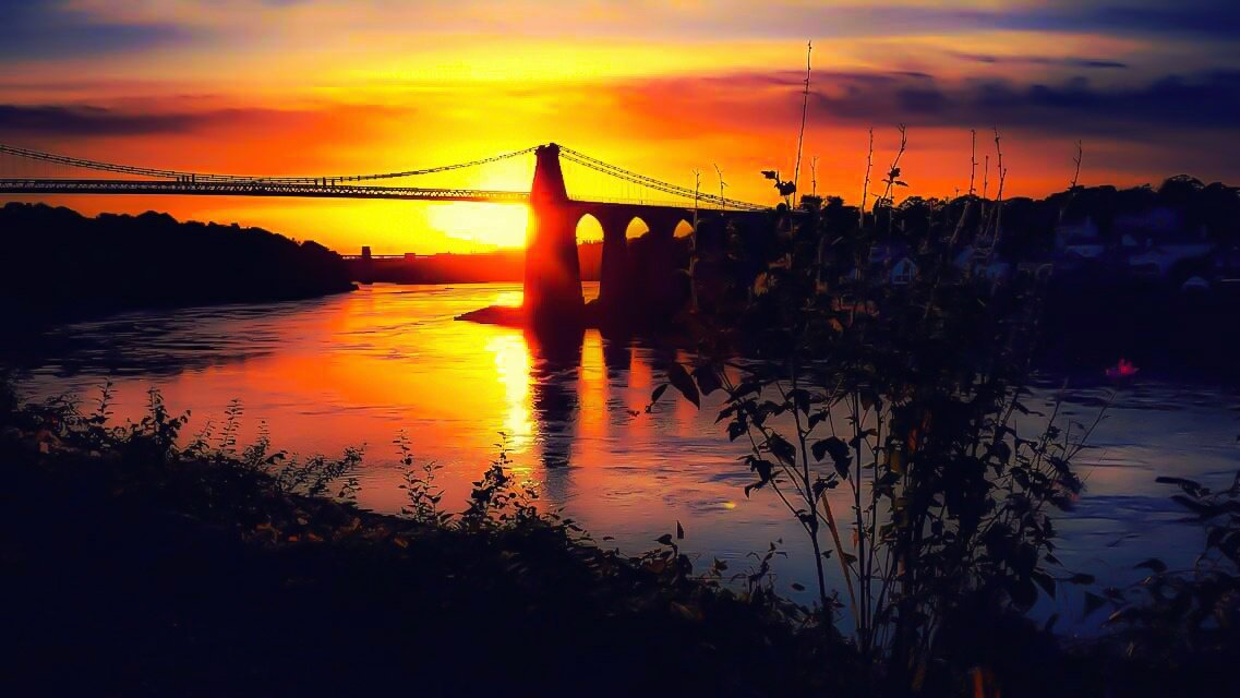ItsYourWales's tweet photo. Its a Stunning 'Silhouette Sunset', over at Menai Bridge taken by Marilyn from Bangor @madmaz2112 #BeautifulWales https://t.co/bUEisfCnDf