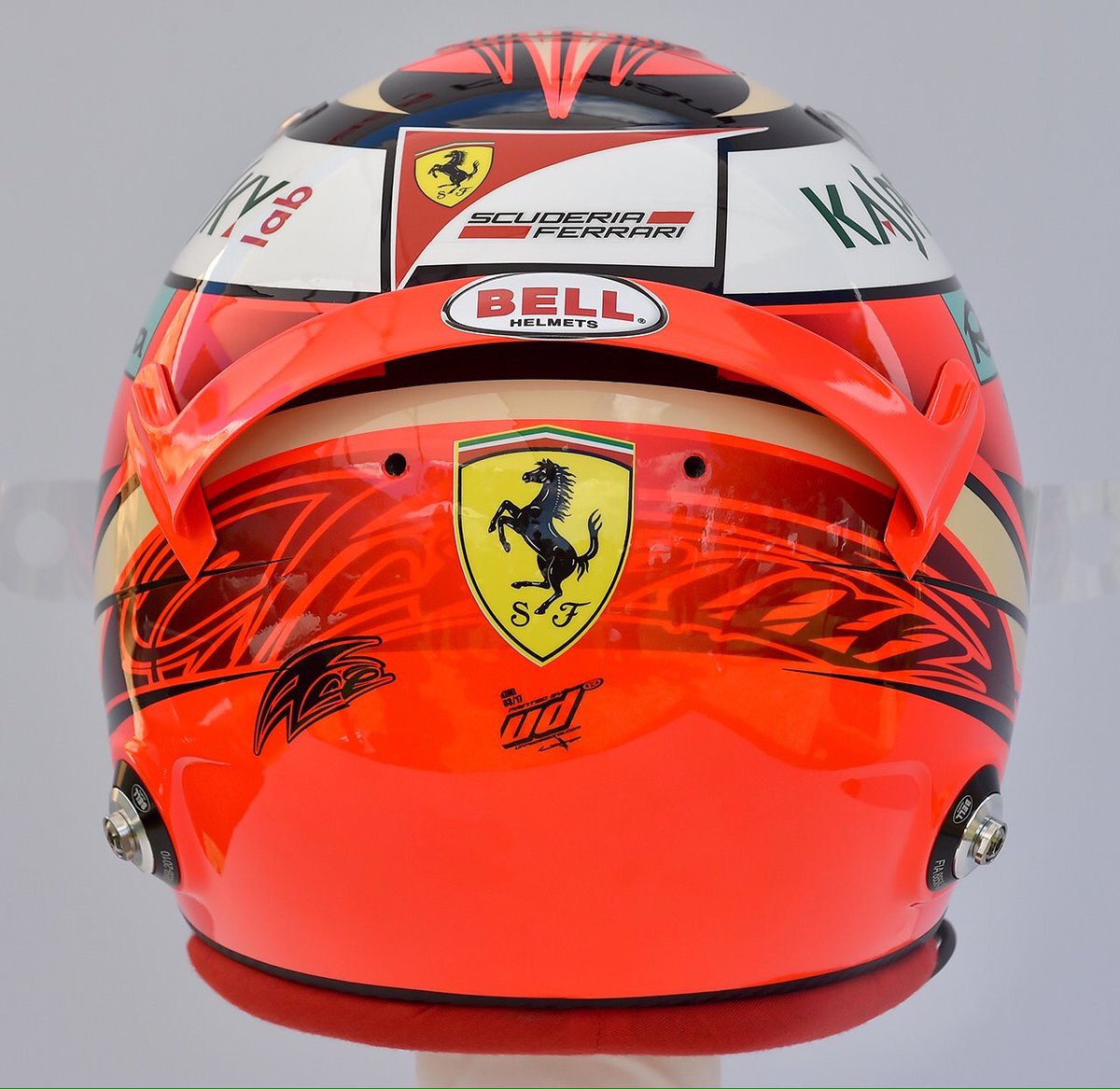 Шлема гонщиков f1. Шлем f1 formula one. F1 helmets. Шлем f1 mercedes hamilton. Фернандо алонсо в шлеме феррари.