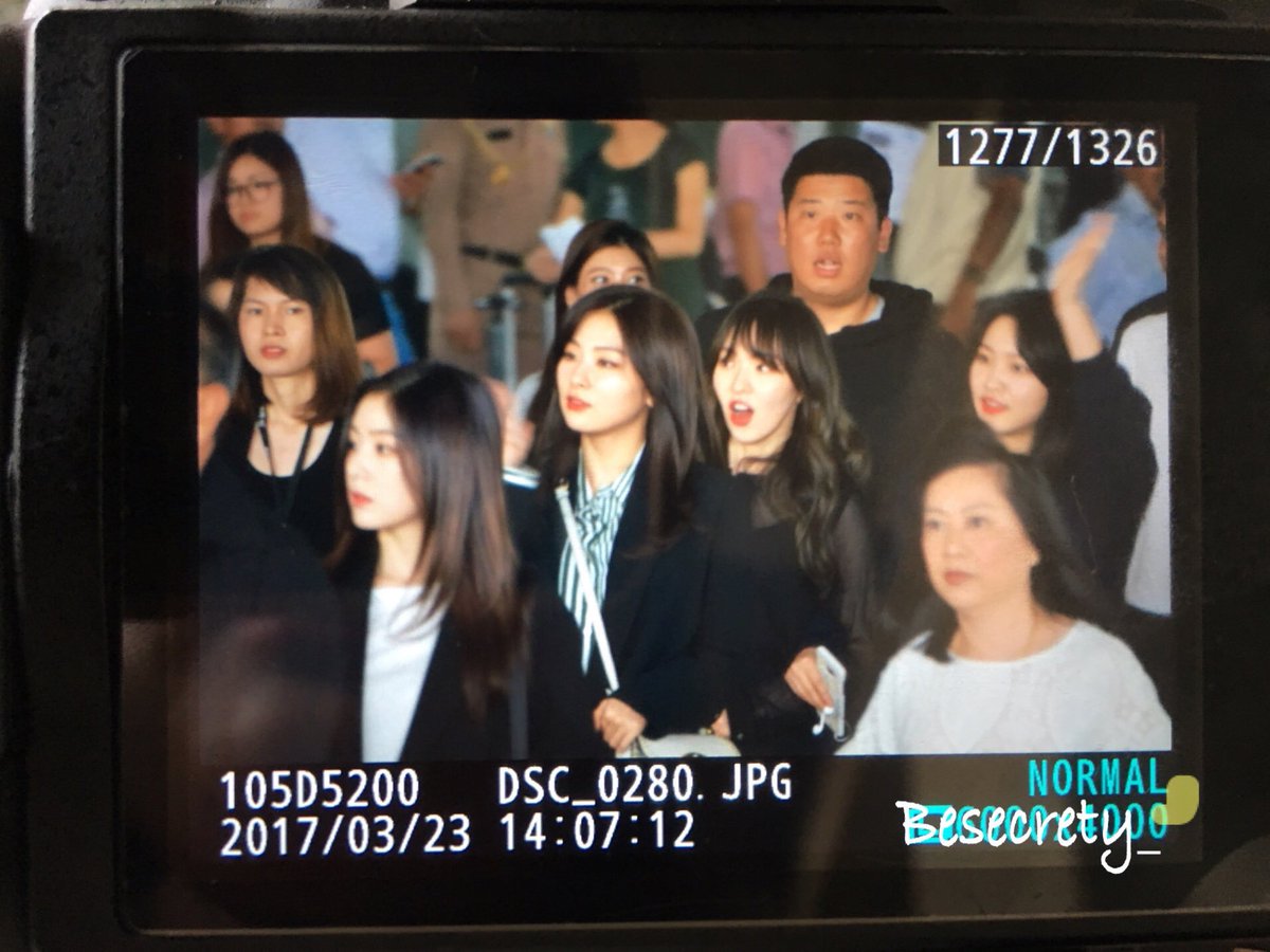 girlsbond999's tweet photo. ตลกความหน้าเหวอของเวนดี้ หน้าเหวอตั้งแต่ในสนามบิน,นอกเกท,ยันในรถเลย555555555555555555 คงอึ้งที่มีคนมารอเยอะ cr.บนรูป #REDVELVET_1st_inBKK https://t.co/x4SEWrjTeG