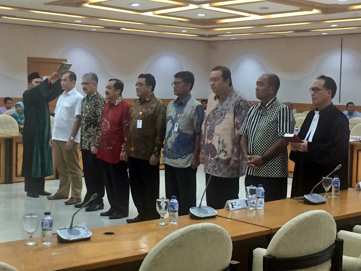 pansuspelindo2's tweet photo. #PansusPelindo2 Ketua: saya persilahkan Direksi Pelindo II, JICT &amp;  Orias selaku mantan Dirkeu Pelindo II. Sebelumnya diambil sumpah https://t.co/eoD2EwWRjB