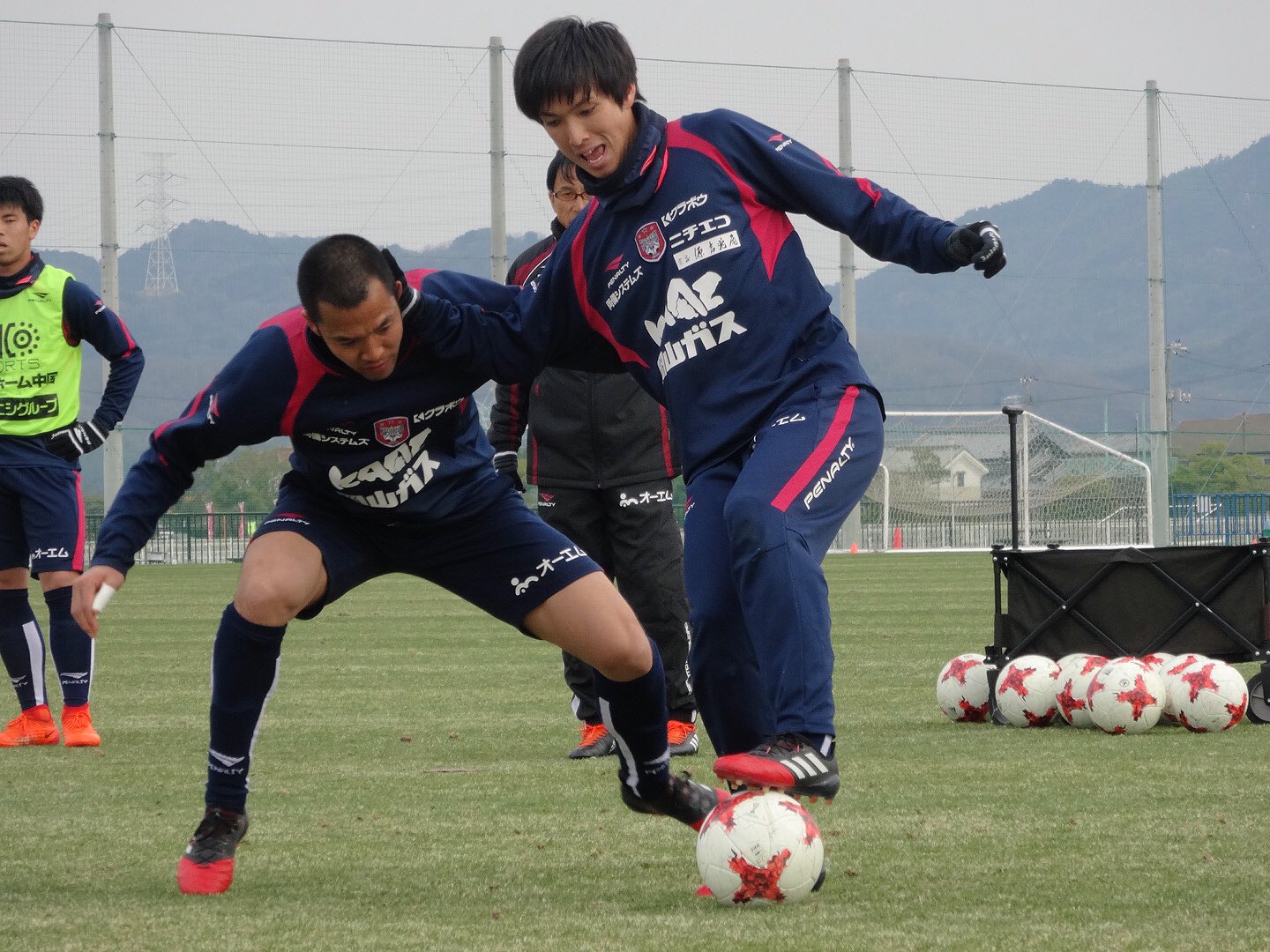 あずさん 牧内さんと布さんが フレッシャーズ強化午後練を指導しています てつさんは見守り 対象がフレッシャーズだから 内容も大変激しい しかしいっぱい練習しないと上手くなれないし フレッシュな時期だからこそ持っている あずさん 牧内さんと布さんが フレッシャーズ強化午後練を指導しています てつさんは見守り 対象がフレッシャーズだから 内容も大変激しい しかしいっぱい練習しないと上手くなれないし フレッシュな時期だからこそ持っている