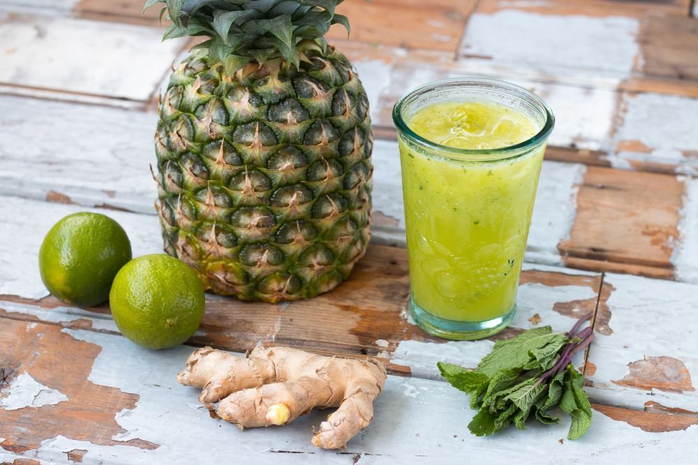 Zin in een gezonde en dorstlessende juice? Maak deze heerlijke 'Daily Detox Juice': Ananas Limoen Gember Juicehttp://buff.ly/2ne8XsC