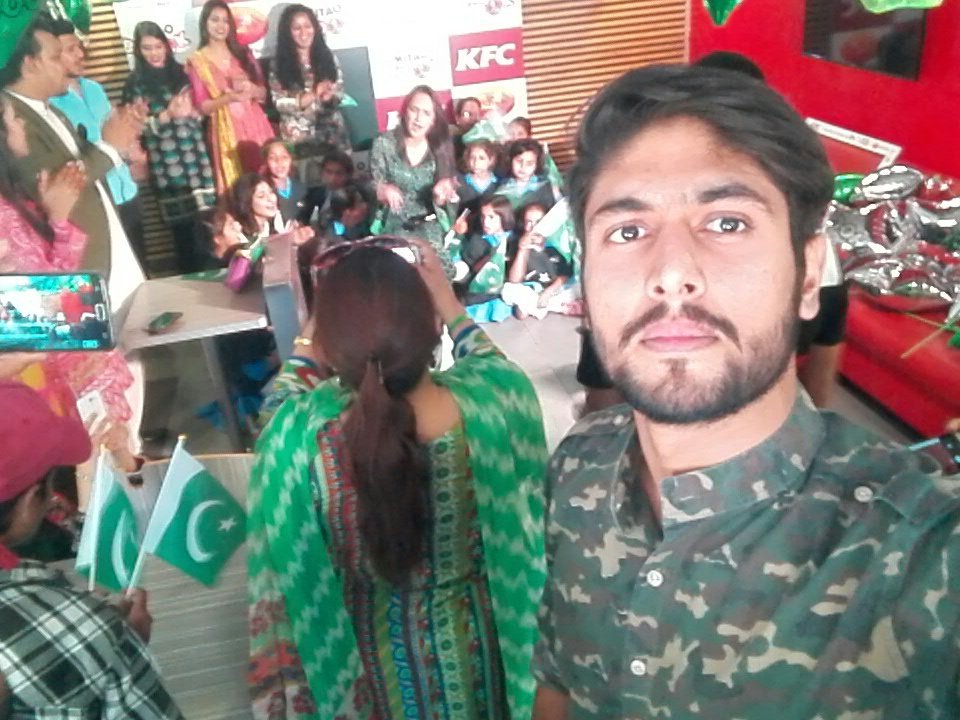 MuhammadObaid00's tweet image. #kfcPakistan
#addvaluetolife
#unitedforPakistan
#letsbreakbarriers
#mitaobhook
#humtauaikhogae