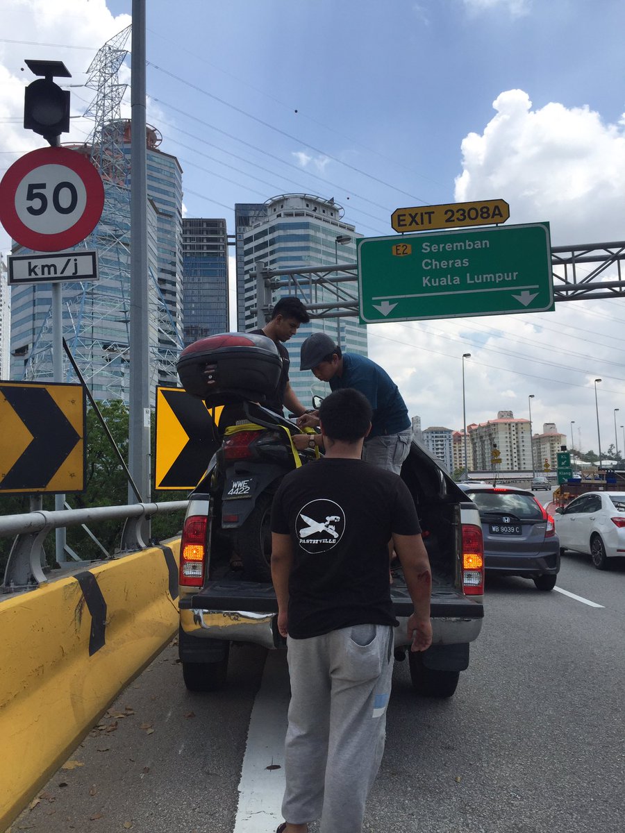 JustCallMeBeeek's tweet photo. Help to the rescue #permaton #4422 https://t.co/NLcV3Sgnjk