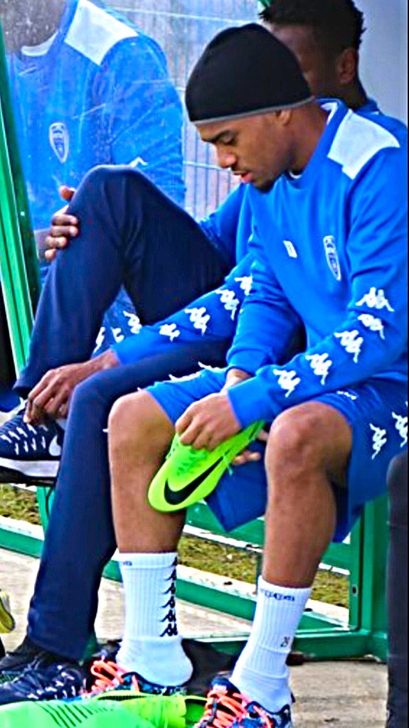 SamuelGrandsir's tweet photo. Toujours concentrer sur les objectifs du club ! ⚫️🔵 @estac_officiel #GS29 https://t.co/xvshiDsJ2n