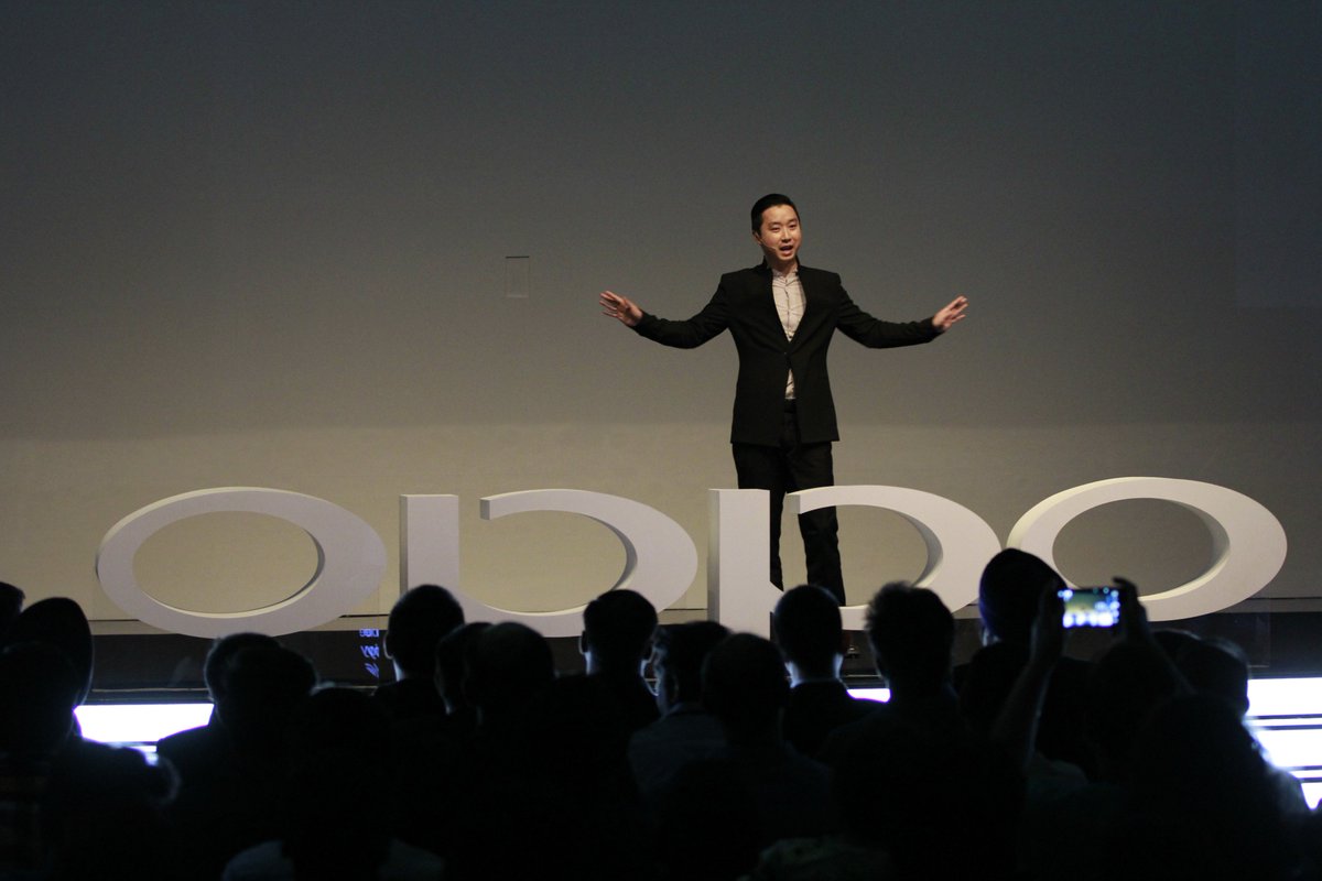 OPPOIndia's tweet photo. Mr. Will Yang, Brand Director, OPPO India is on-stage addressing the super-excited audience. 
Watch him live! #SelfieExpert #OPPOF3Plus https://t.co/JfK2UX4Wki