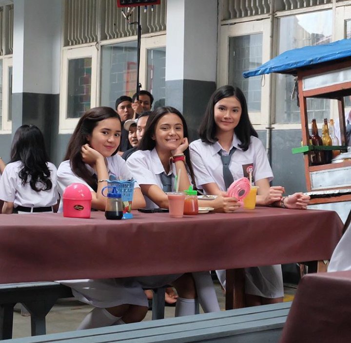 CutBebyTshabina's tweet photo. Afifah,salma, n Rahma salam katanya DEAR NATHAN HARI INI TAYANG!jd jangan lupa ya buat nontn dan ramein bioskopnya!❤ https://t.co/78t952IAJG