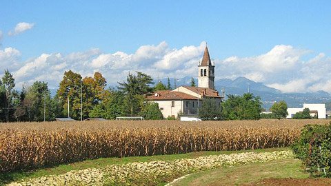 sanraffaelevi's tweet photo. La chiesetta della Madonna dei Prati a Brendola, immersa in un paesaggio campestre #scoprivicenza https://t.co/T0TU09fpFj