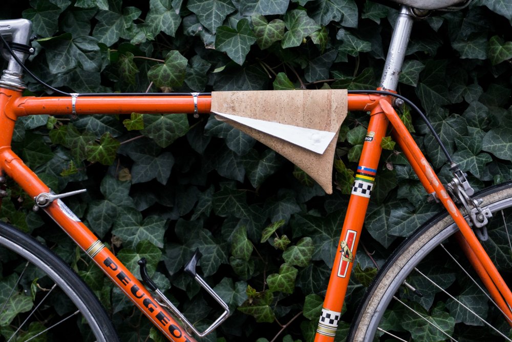 scherenblog's tweet photo. Jetzt auf dem Blog: Fahrradtasche aus Kork selber nähen https://t.co/Oo5x5g08SS  #wohnwerken #DIY #Korkstoff #Fahrradfahren https://t.co/qehnCVpyJe