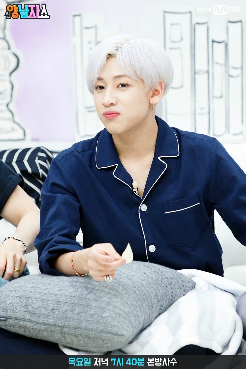 yehjinkim's tweet photo. RT GOT7Snaps: [GOT7 WEIBO(6P)] GOT7Official: #GOT7# 睡衣都换好了，那我们今晚……[doge]#死守本放吧！##高赛文的睡衣... 4/6P … https://t.co/lTsih70Nec